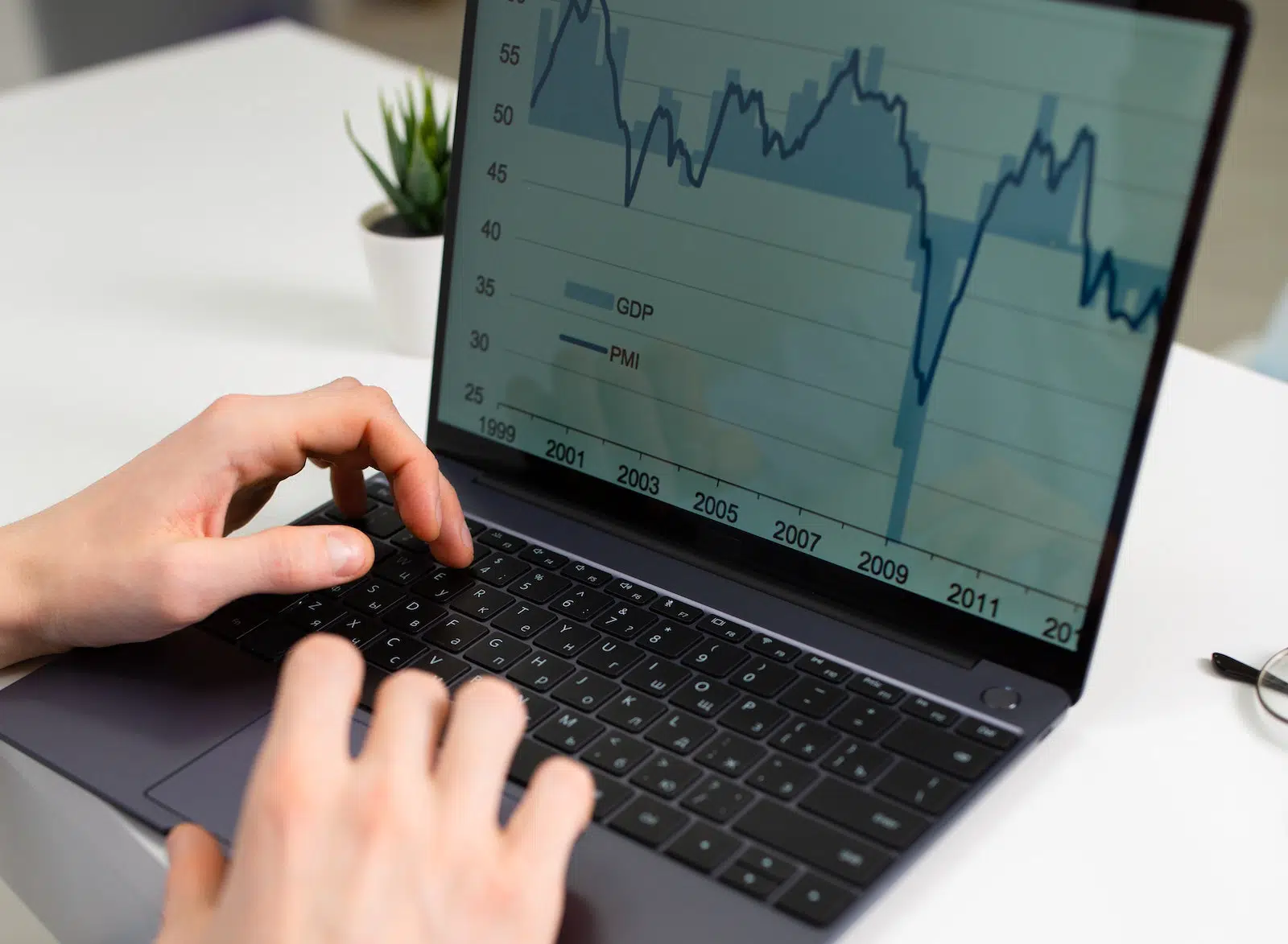 What Is the Difference Between Outsourced Financial Analytics and Business Intelligence?